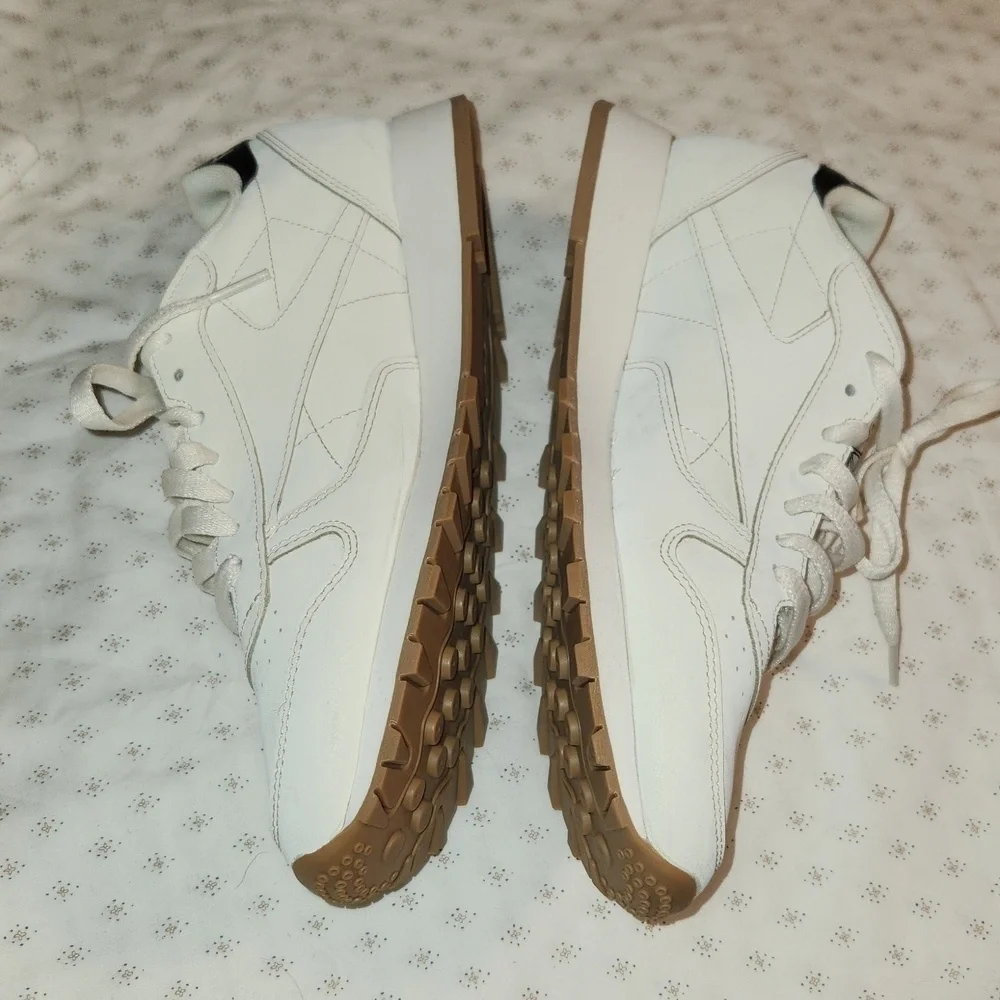 Reebok classic leather lace-up sneakers in alabaster sz 9.5